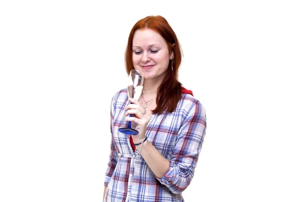 Рыжая молодая женщина пьет из стекла — стоковое фото