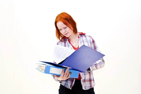 红发年轻女人与一个文件夹 — 图库照片