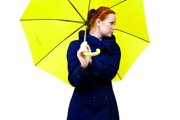 Руда молода жінка тримає парасольку — стокове фото