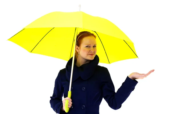 Rossa giovane donna con un ombrello in mano — Foto Stock