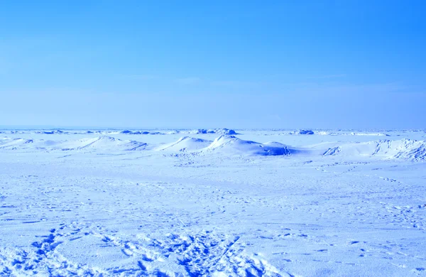 Blauwe hemel en bevroren zee — Stockfoto