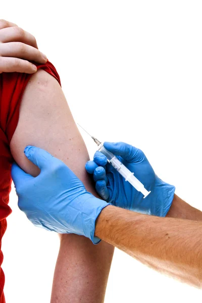 Arts die een injectie aan de patiënt geeft — Stockfoto