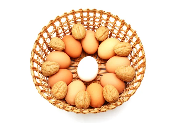 Huevos con nueces en la cesta —  Fotos de Stock