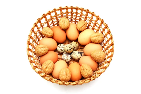Vejce a křepelčí vejce v košíku — Stock fotografie