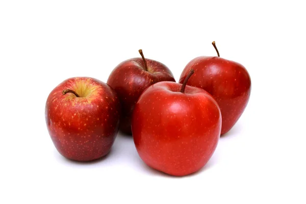 Свежие красные яблоки изолированы — стоковое фото