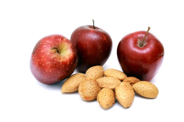 Свежие красные яблоки с орехами — стоковое фото