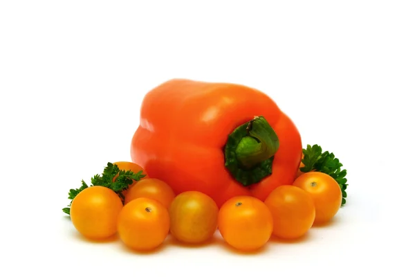 Свежие желтые помидоры с паприкой и петрушкой — стоковое фото