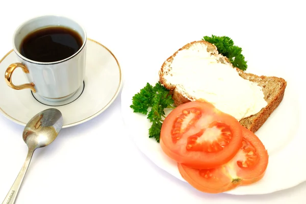 Ontbijt met brood, tomaten en peterselie — Stockfoto