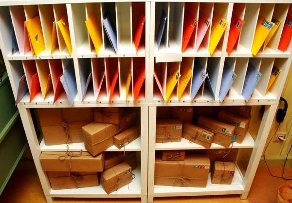 Раковина с разными цветовыми конвертами — стоковое фото