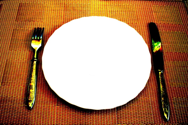 テーブルの上の白いプレート — ストック写真