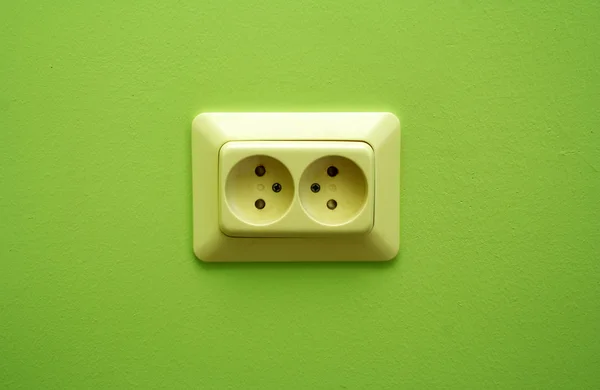 Tomada elétrica branca na parede — Fotografia de Stock