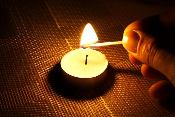 Accensione candela con fiammifero — Foto Stock