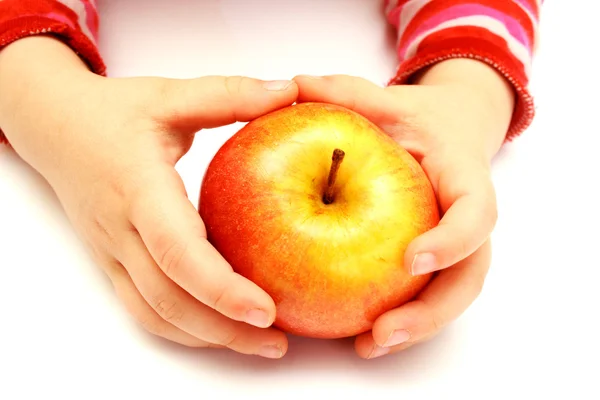 Ребенок держит свежее яблоко — стоковое фото