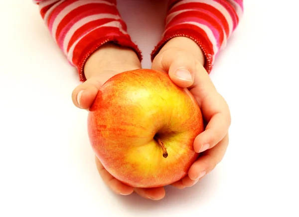 Criança segura maçã fresca — Fotografia de Stock
