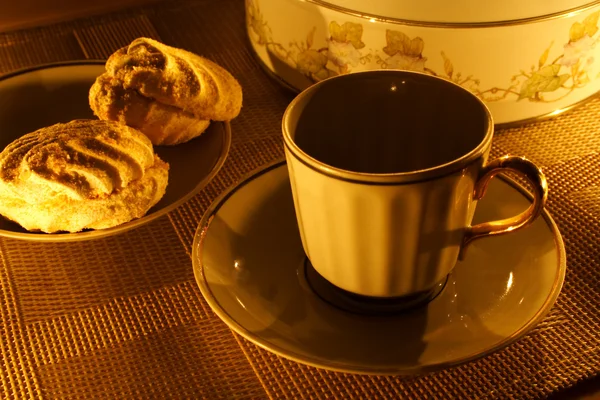 Secangkir teh dengan zephyr pada cahaya lilin — Stok Foto
