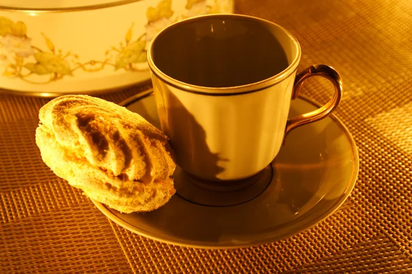 Ένα φλιτζάνι τσάι με Ζέφυρος, στο φως των κεριών — Φωτογραφία Αρχείου