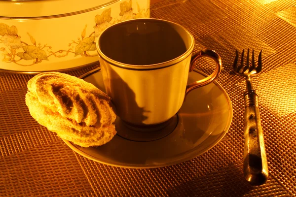 Uma xícara de chá com zephyr na luz da vela — Fotografia de Stock
