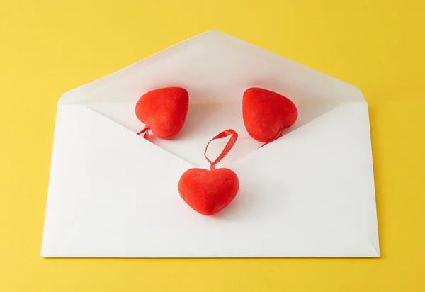 Ταχυδρομείου Μια Επιστολή Μια Καρδιά Κίτρινο Φόντο — Φωτογραφία Αρχείου