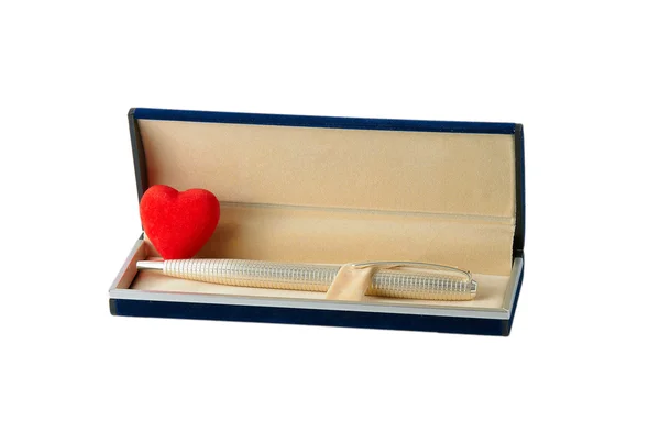 Caixa de presente com coração e caneta — Fotografia de Stock