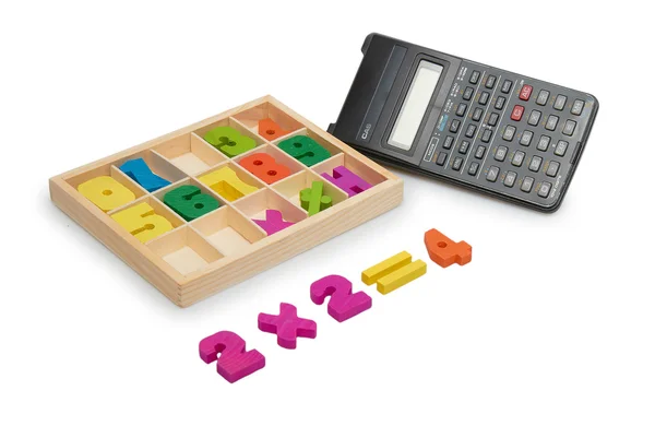 Houten getallen met een rekenmachine — Stockfoto