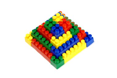 bir piramitten oyuncak yapı taşları