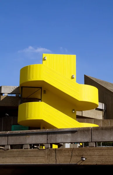 Жёлтая лестница в бетонном здании, Лондон — стоковое фото
