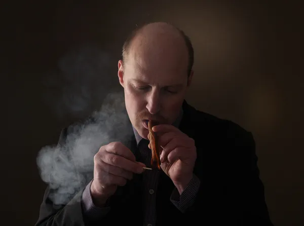 Szivar dohányzás ember — Stock Fotó