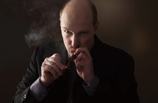 Homem fumador de charutos — Fotografia de Stock