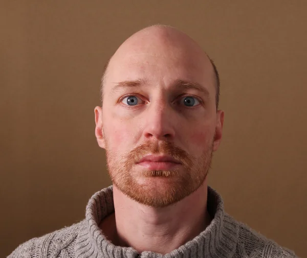 Stående man skägg skallig — Stockfoto