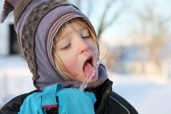 Dítě rampouch zimní lízání — Stock fotografie