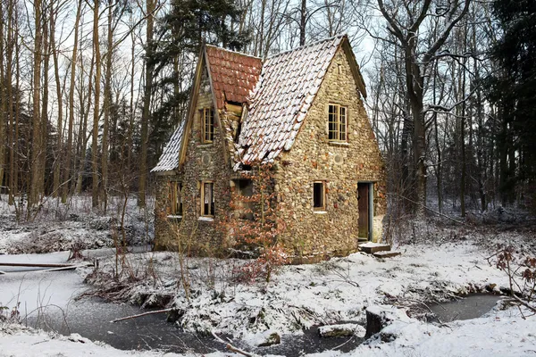 Ruína floresta lodge casa no inverno — Fotografia de Stock
