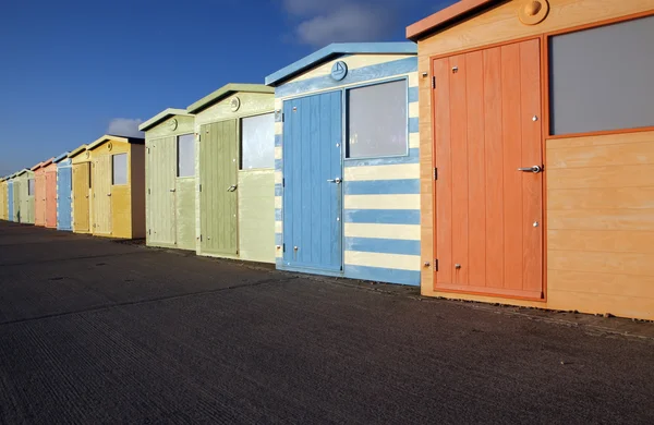 Cabanas de praia à beira-mar inglês — Fotografia de Stock