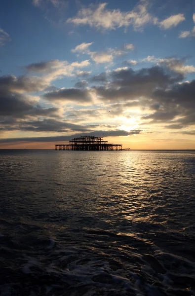 Brighton jetée vagues coucher de soleil — Photo