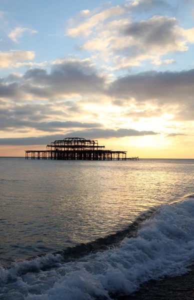 Brighton pier solnedgång vågor — Stockfoto