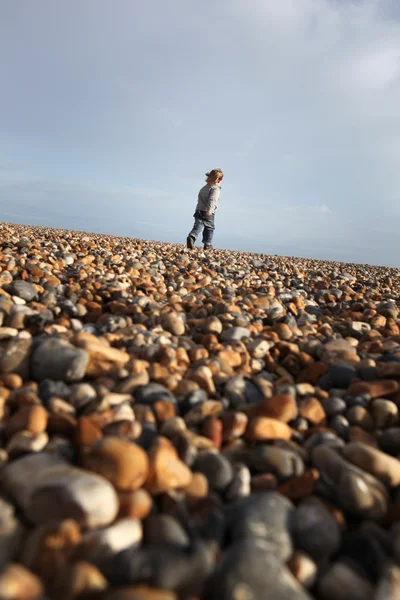 Kind läuft Strandfreiheit weg — Stockfoto