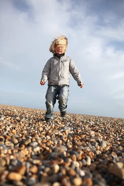 Criança correndo praia liberdade — Fotografia de Stock