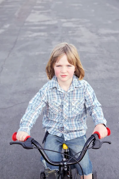 Chico, niño, bicicleta, ciclismo, cabalgando, al aire libre, paseo, bicicleta, niño, ocio , —  Fotos de Stock