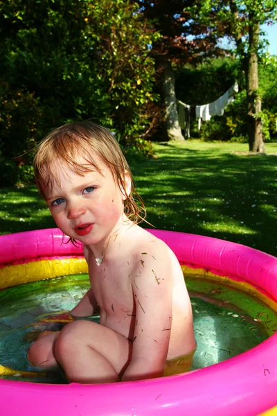 Niño de la piscina infantil — Foto de Stock