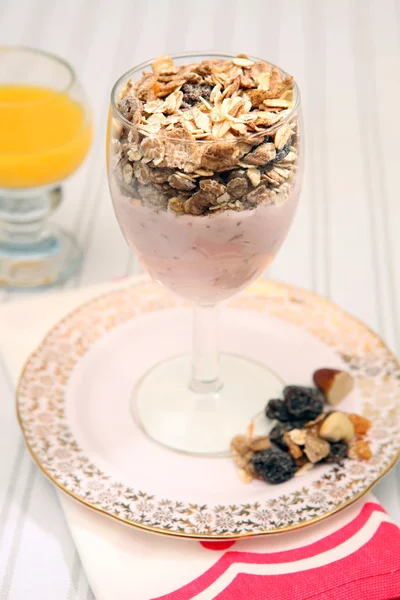 Ontbijt yoghurt muesli gezonde voeding Stockafbeelding