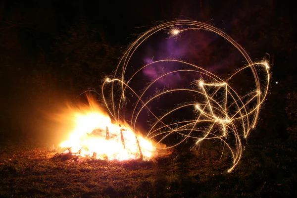Bonfire nuit scintillante — Photo