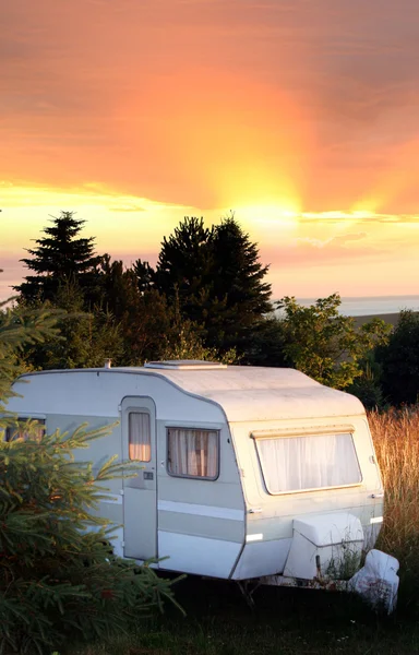 Caravan bos camping — Stockfoto