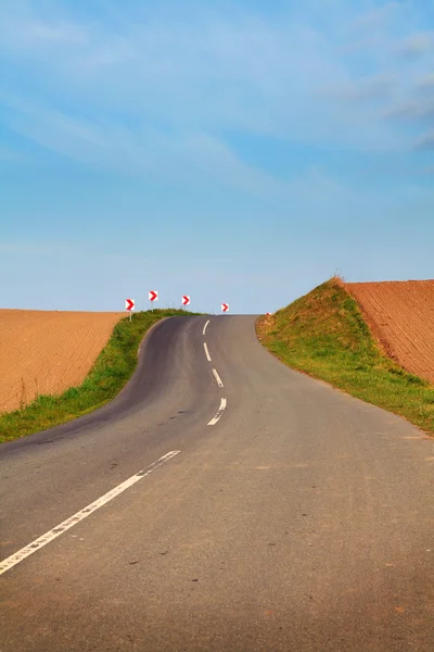 Estrada colina curva — Fotografia de Stock