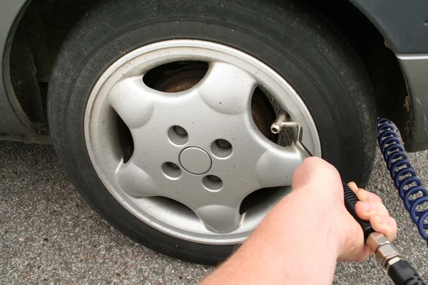 Nahustit pneumatiky kola automobilu — Stock fotografie