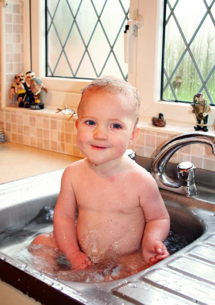 Criança bebê banho pia — Fotografia de Stock