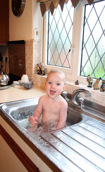 Bambino lavabo bagno bambino — Foto Stock