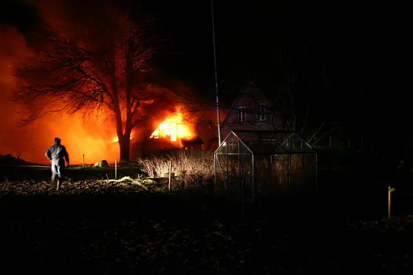 House brand natten — Stockfoto