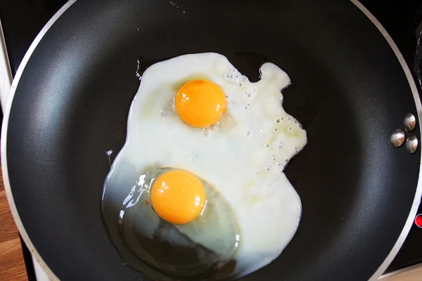 Жареное яйцо на сковороде — стоковое фото