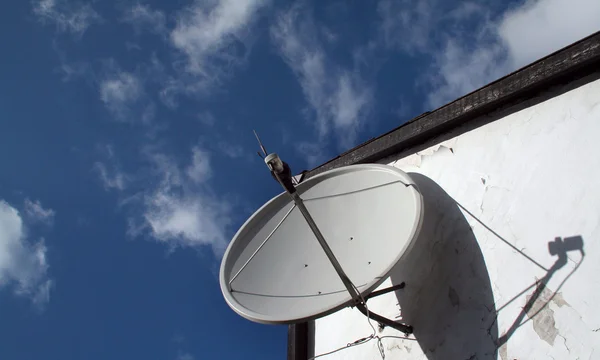 Antena prato por satélite — Fotografia de Stock