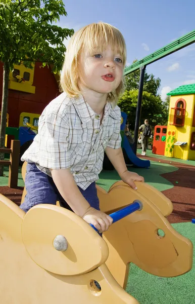 Passeio no parque infantil e criança — Fotografia de Stock