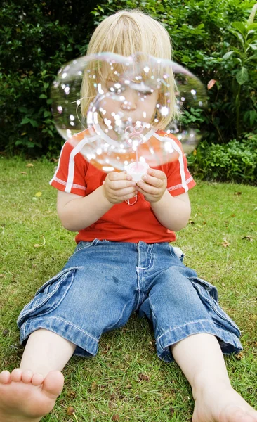 Надувание пузырей — стоковое фото